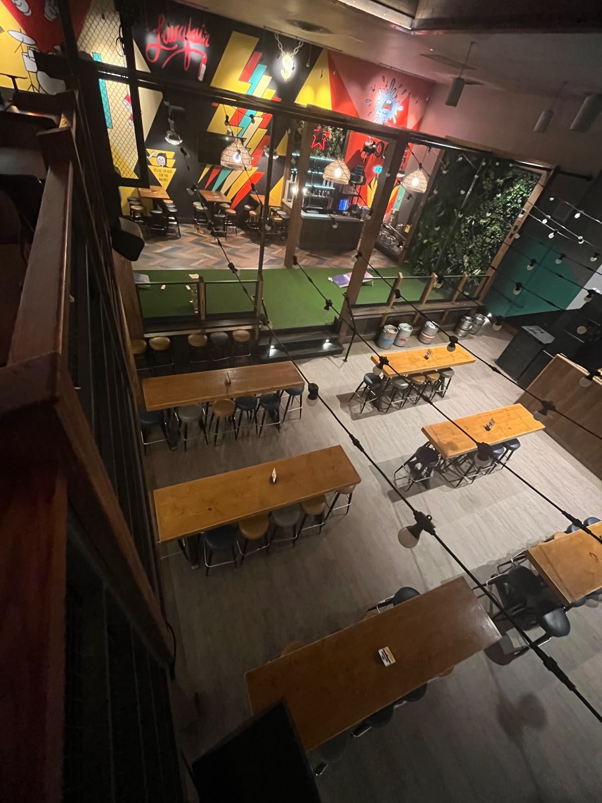 Indoor mini-golf and entertainment zone